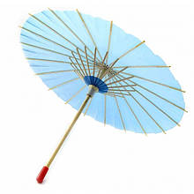 Синій бамбуковий парасолю з папером