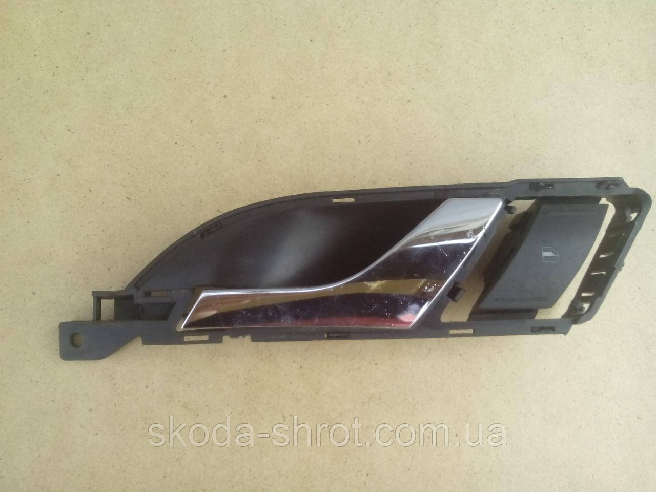 Ручка внутрішня Skoda SuperB 3U0 837 247 хром 3U0837247 СуперБ