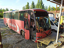 Производство и замена лобового стекла триплекс на автобусе Mercedes Benz O404 Noge Touring в Никополе (Украина). 8