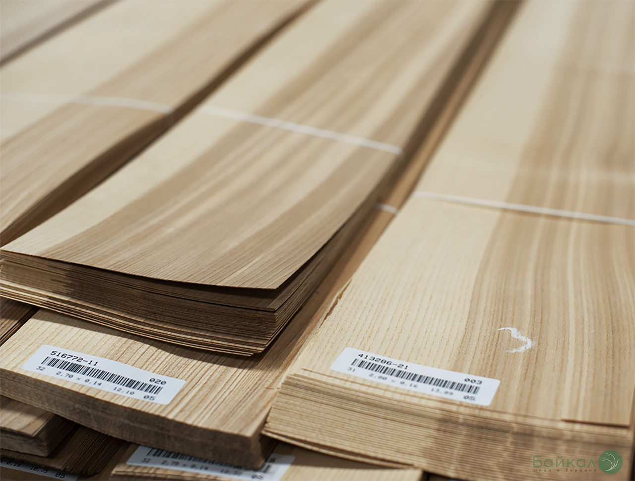 Шпон Ясена Кольорового — 0,6 мм довжина від 2,10 — 3,80 м / ширина від 10 см (ґатунок екстра)