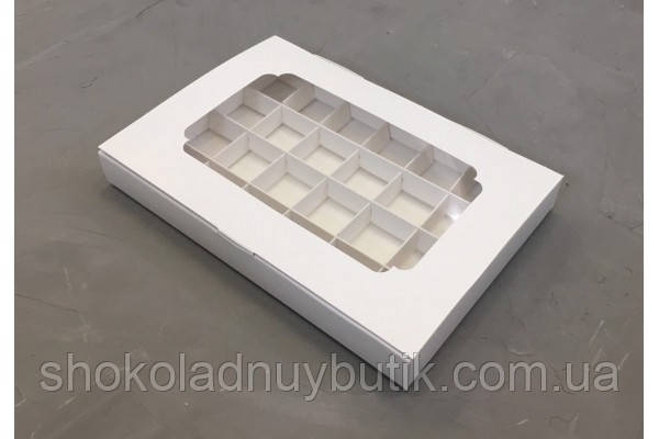 Коробка на 24 цукерки, білого кольору з віконцем.