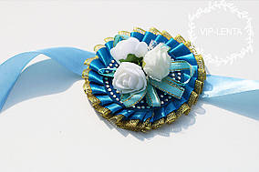 Блакитна з білими трояндами Бутон'єрка на руку