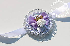 Біла з Короною Бутон'єркою на руку