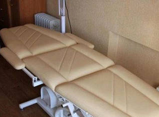 Кушетка масажна - косметологічна з підлокітниками 3-х секційна з механічним регулятором висоти