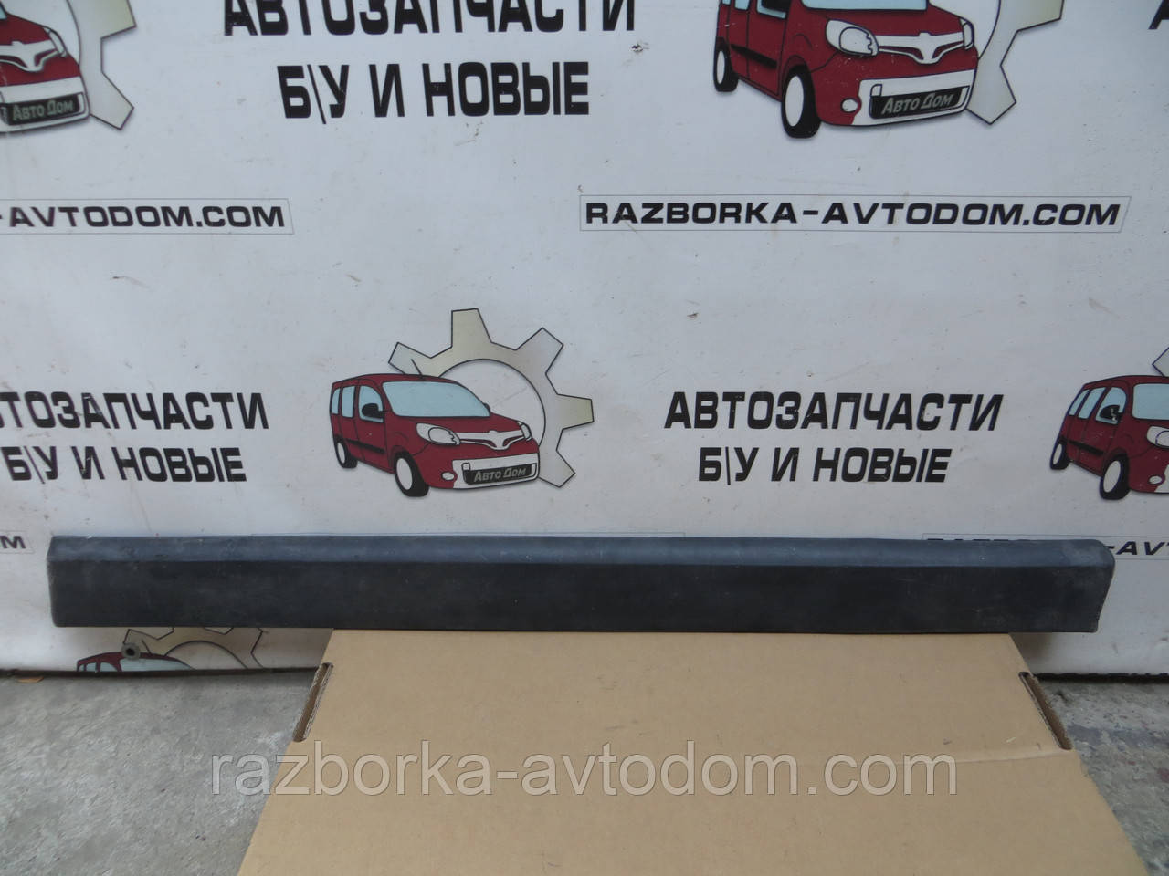 Молдинг накладка пластик передньої лівої двері VW Passat b3 (1988-1993) OE:357853515