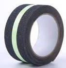 Протиковзна стрічка чорна з фотолюмінесцентною смужкою 50 мм