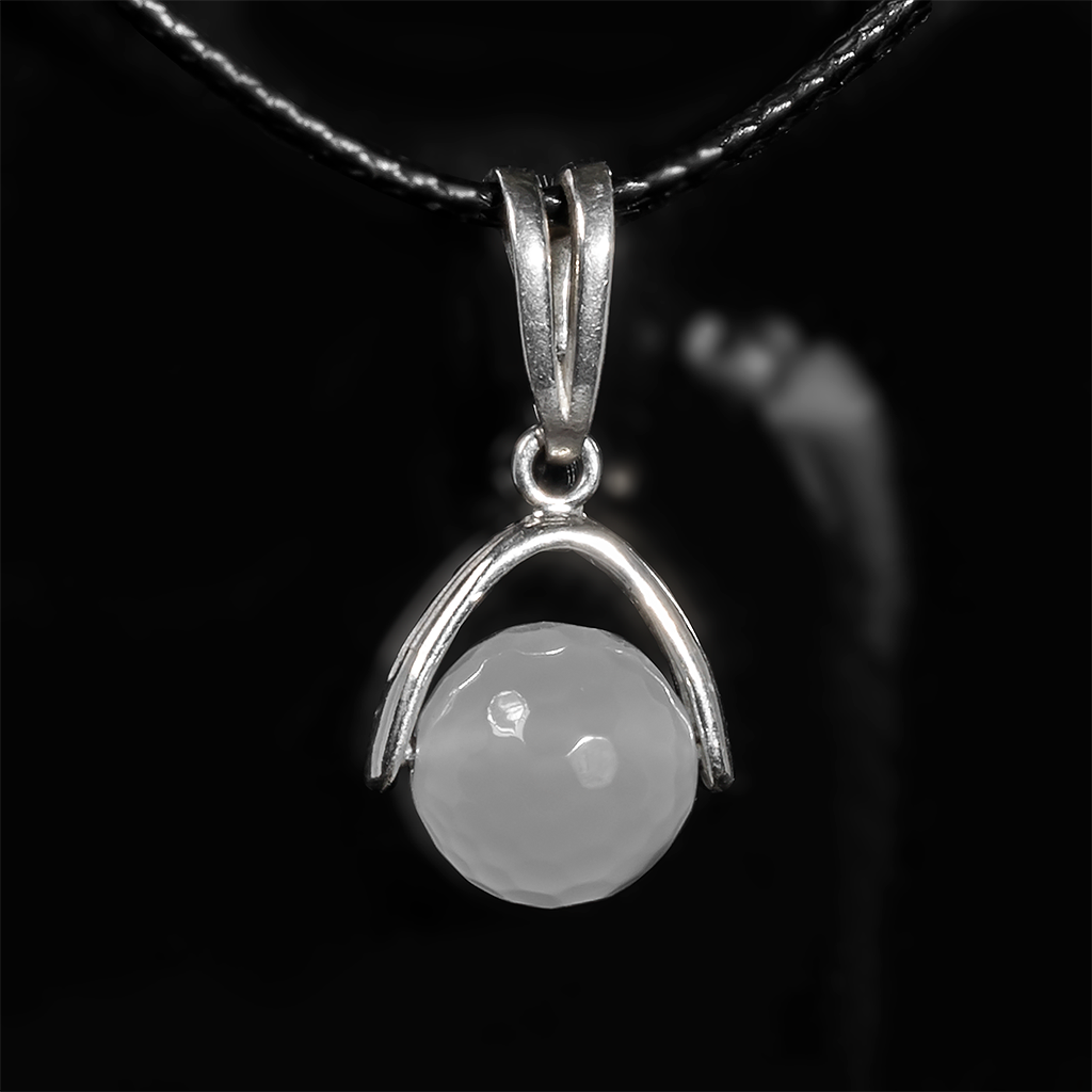 Срібний кулон із білим агатом, Ø10 мм, 1125КЛА