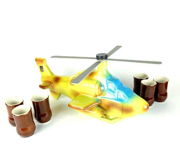 Вертоліт - подарункова пляшка у вигляді військового вертольота в комплекті з чарками