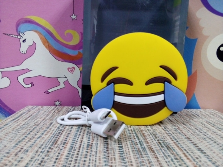 Повербанк 8800 mAh Power bank Эмоджи "Смайлик смешной " 8800 mAh Зарядное устройство
