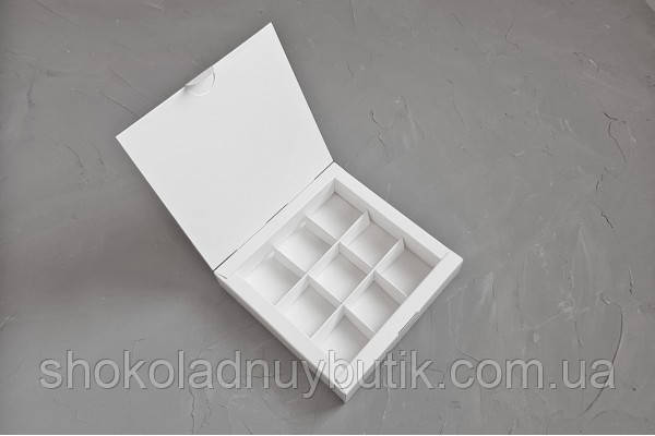 Коробка на 9 цукерок, білого кольору.