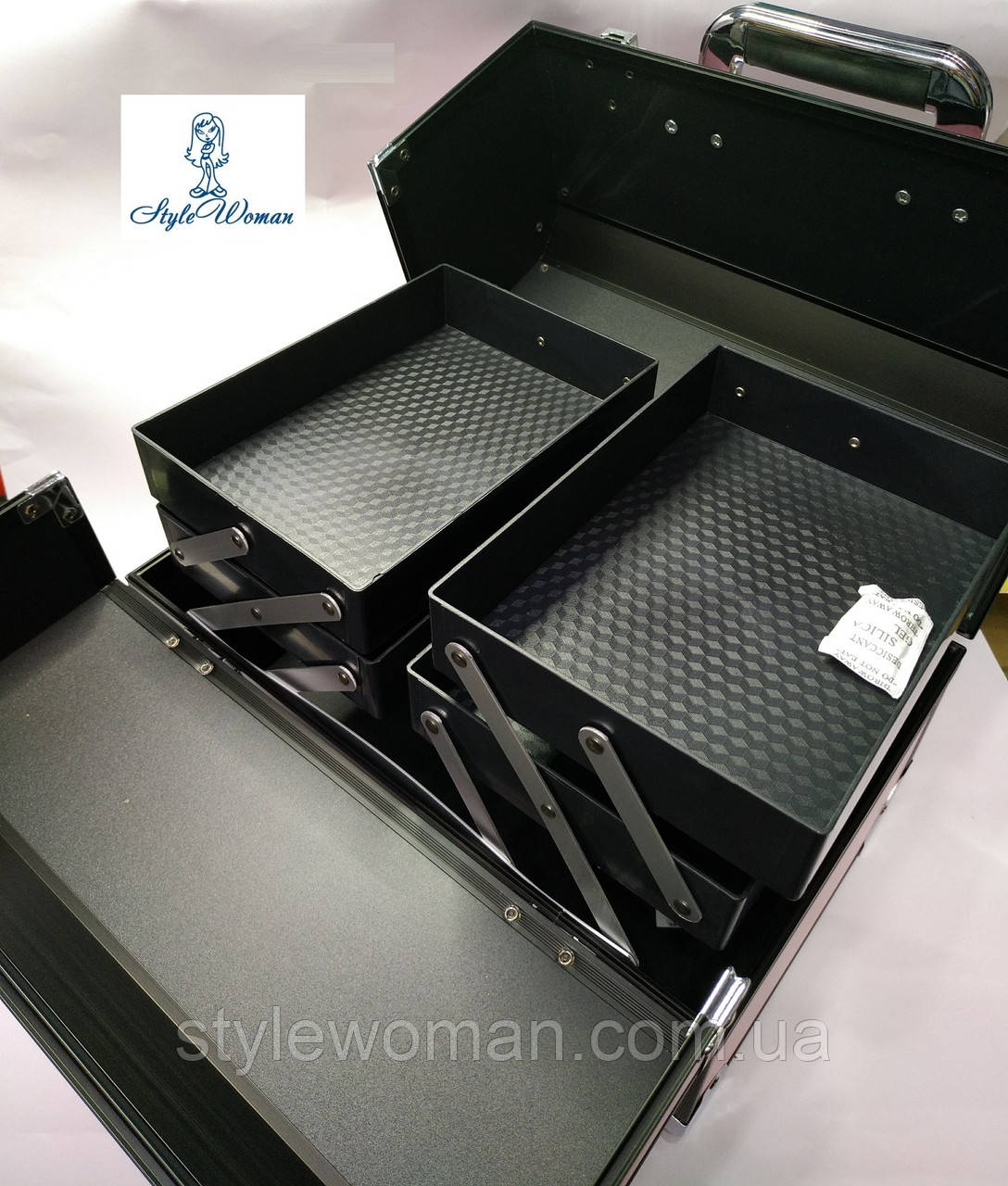 Бьюти кейс алюминиевый чемодан с ключом пудра с черными вставками - фото 5 - id-p1046400474