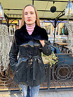 Шкіряна жіноча куртка чорна з норкою в лазерному накаті утеплена знімною заячою підстібкою .