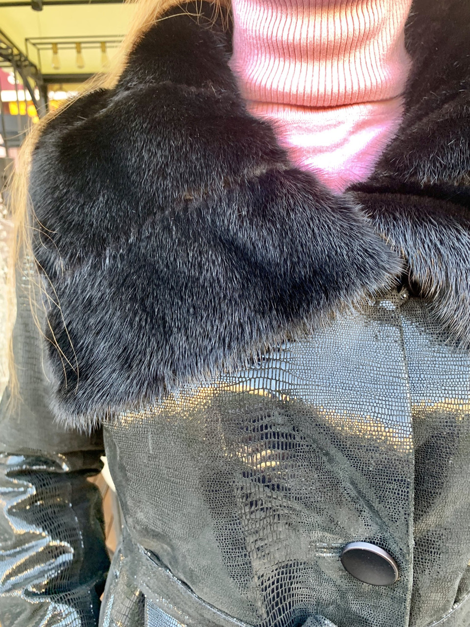 Кожаная женская куртка черная с норкой в лазерном накате с заячьей подстежкой - фото 7 - id-p1047377705