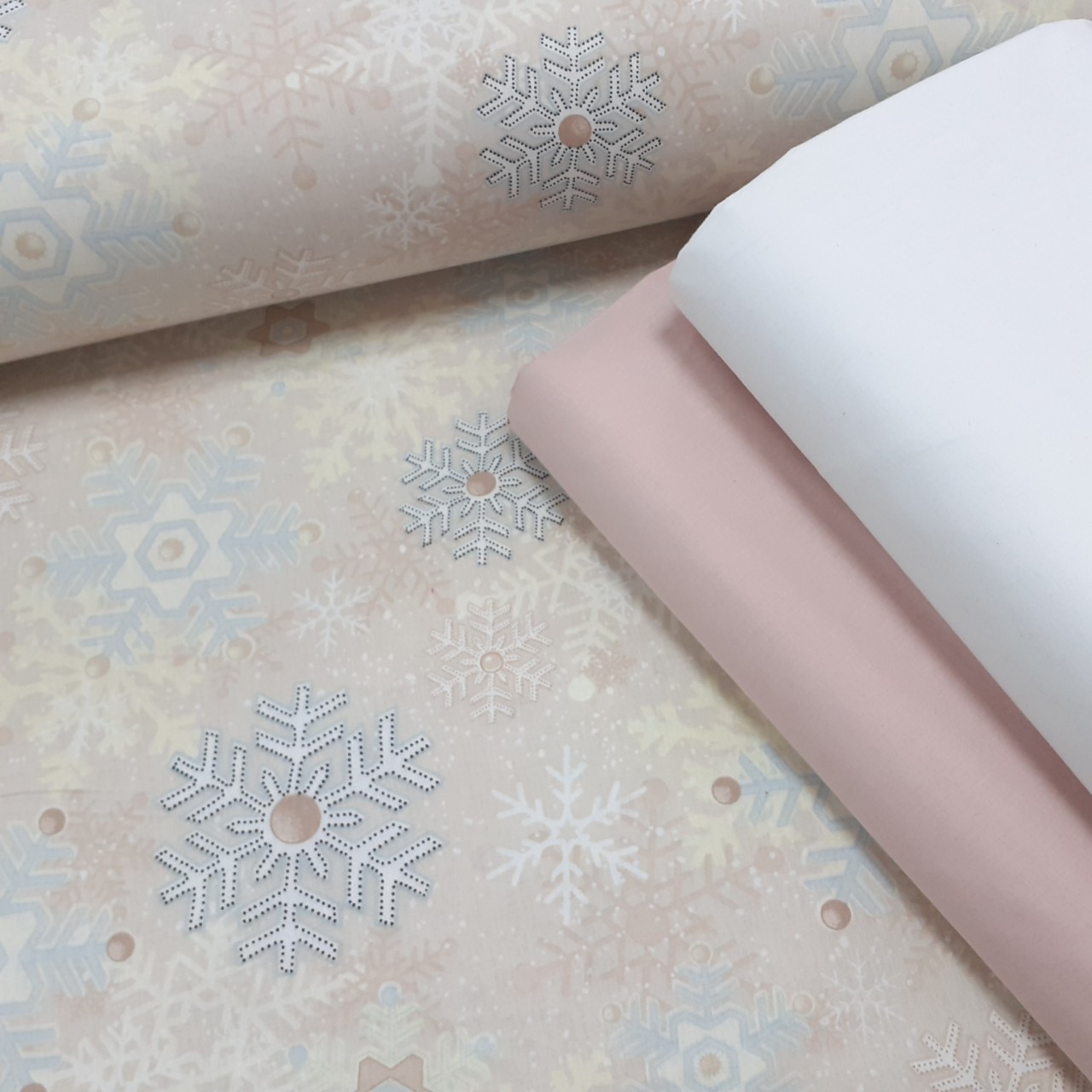 Бавовняна тканина (ТУРЦІЯ шир. 2,4 м) блакитні та сірі сніжинки на світло-бежевому, фото 1