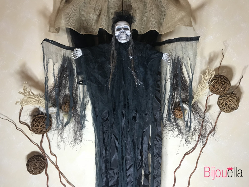 Мумія Невета в чорному з криком і рухомими крилами страшна лялька