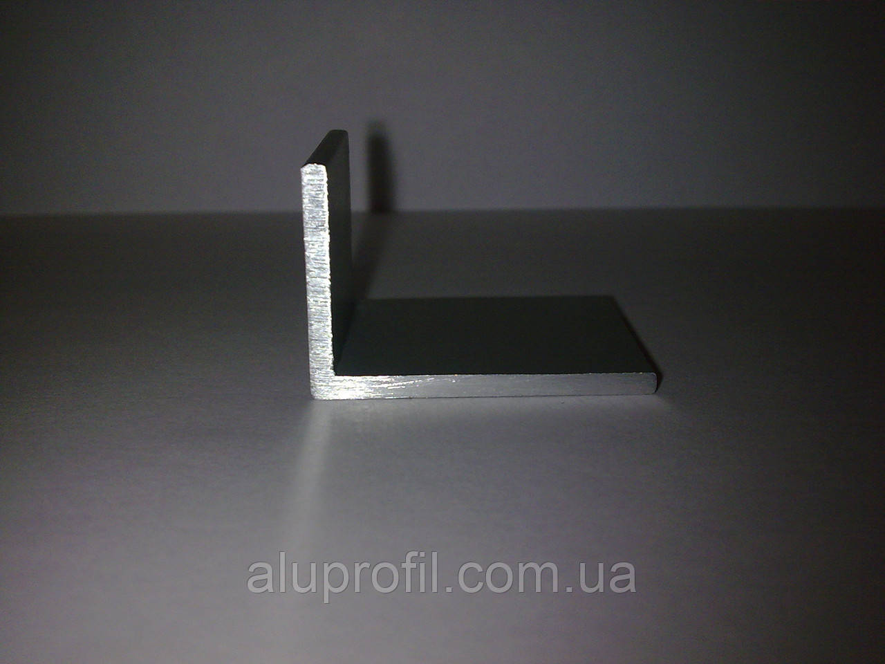 Алюмінієвий профіль — кутник алюмінієвий 40х10х2 Б/П