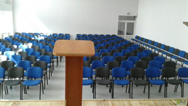 Стулья ИЗО для посетителей при обустройстве конференц-зала: