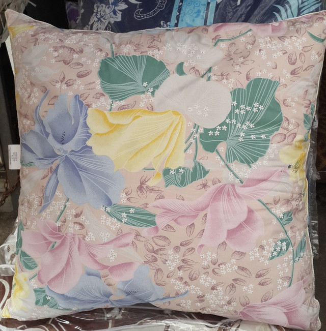 картинка пір'яна подушка квадратної форми