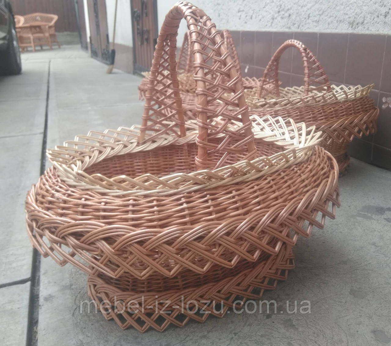 Великодня "Розвернута з зубчиками" з ручкою змійкою No1
