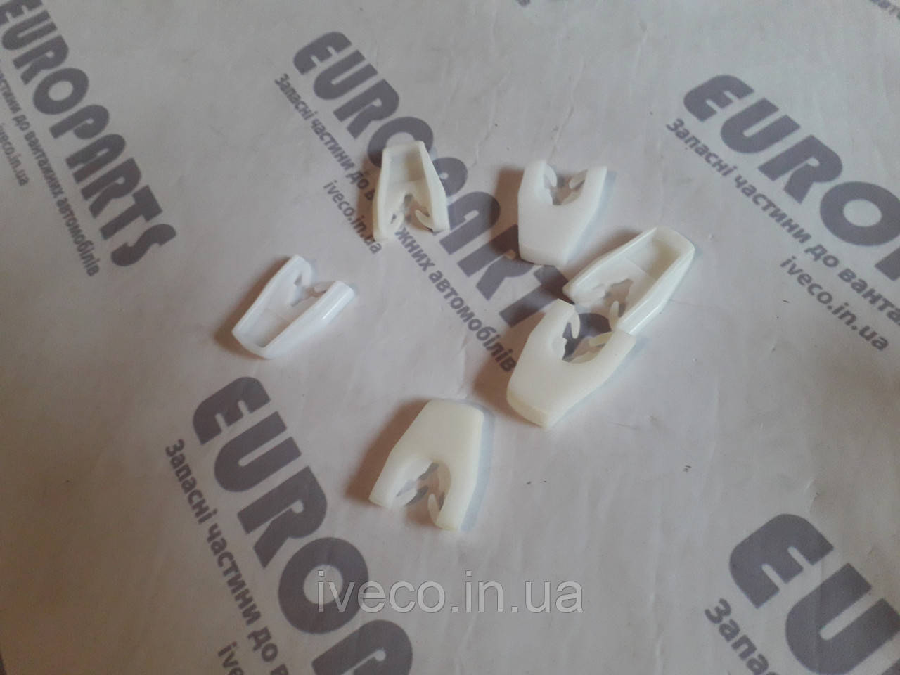 98416236 2997187 фіксатор кліпса скла дверей Iveco Євротех Тракер Страліс Eurotech Eurocargo Eurotraker