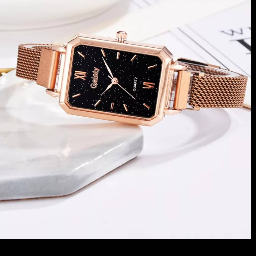 

Металлические женские часы в золотом цвете