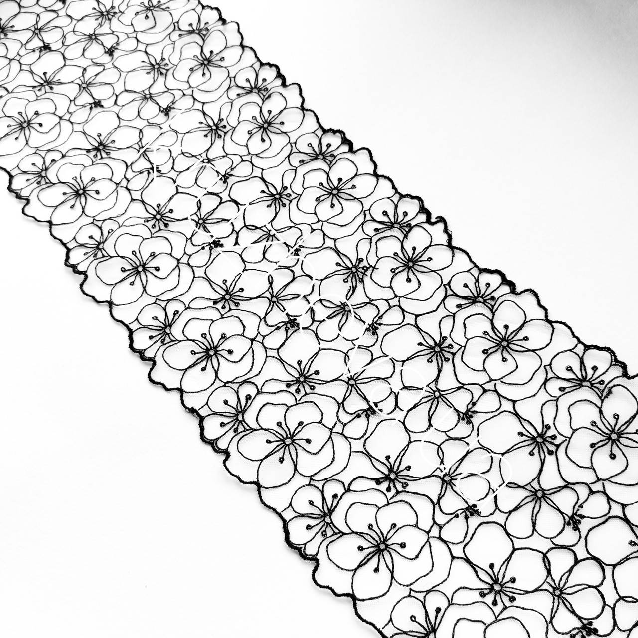 

Ажурное кружево вышивка на сетке: белого цвета сетка, черная нить, ширина 20 см, Белый