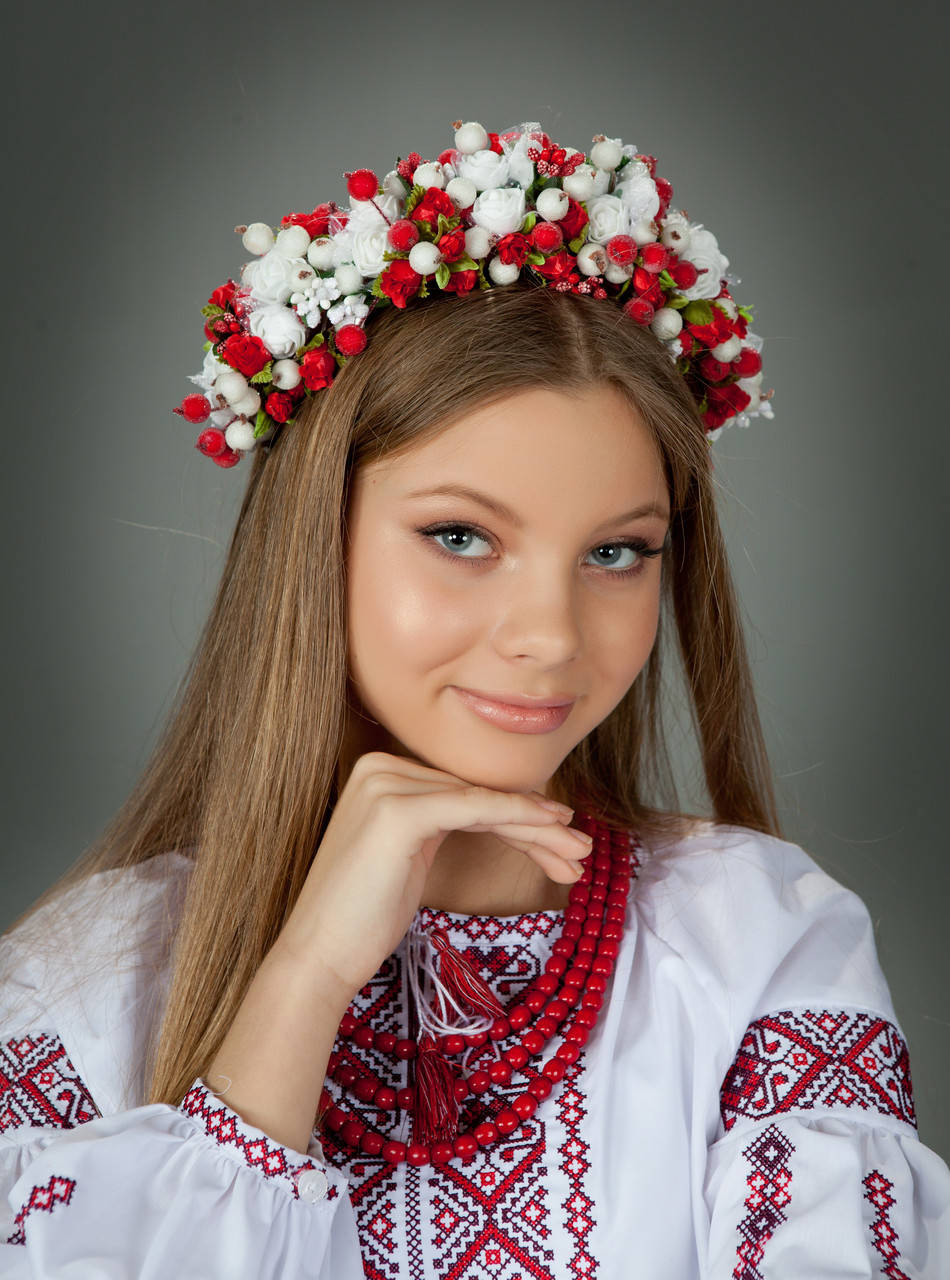 

Современный женский веночек на обруче с белыми цветами и красными ягодами № 1232