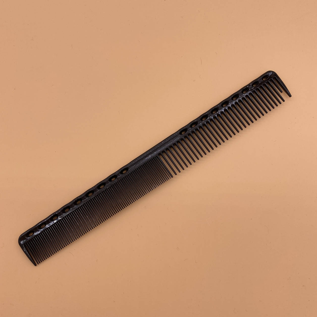 

Расческа парикмахерская для волос барберу ToniGuy Y8 Comb Черная, Черный