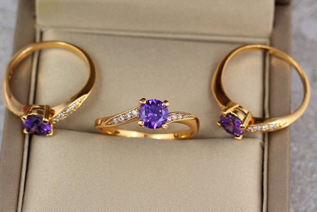 

Кольцо Xuping Jewelry бока изогнуты с фиолетовым камнем 6 мм р 19 золотистое