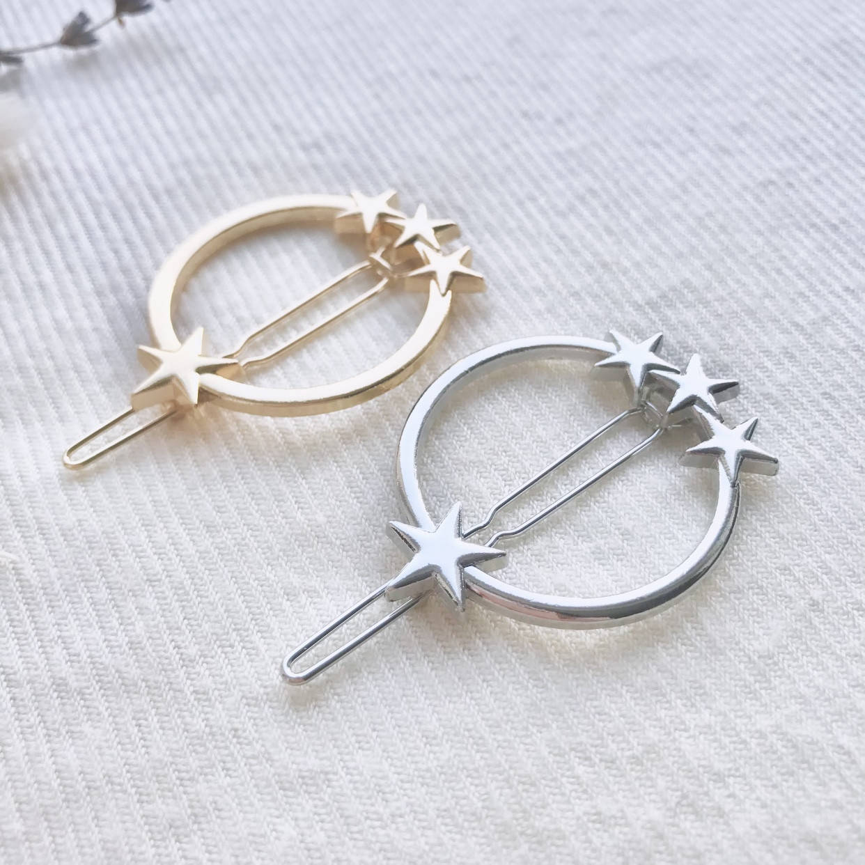 

Заколка в виде круга с звездочками (4.7*3.7 см), Разные цвета