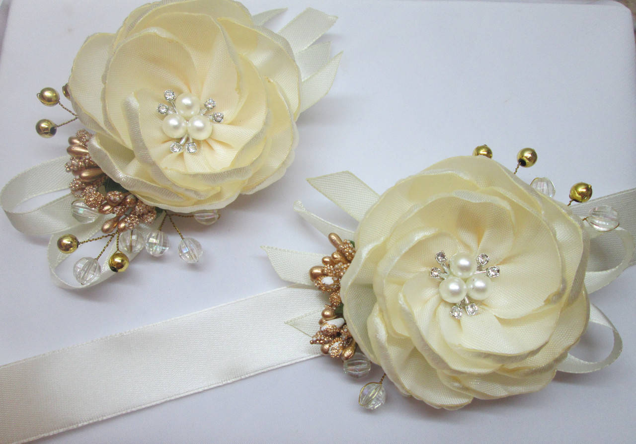 

Набір бутоньєрок для свідків, Піон Кремовий+золотий