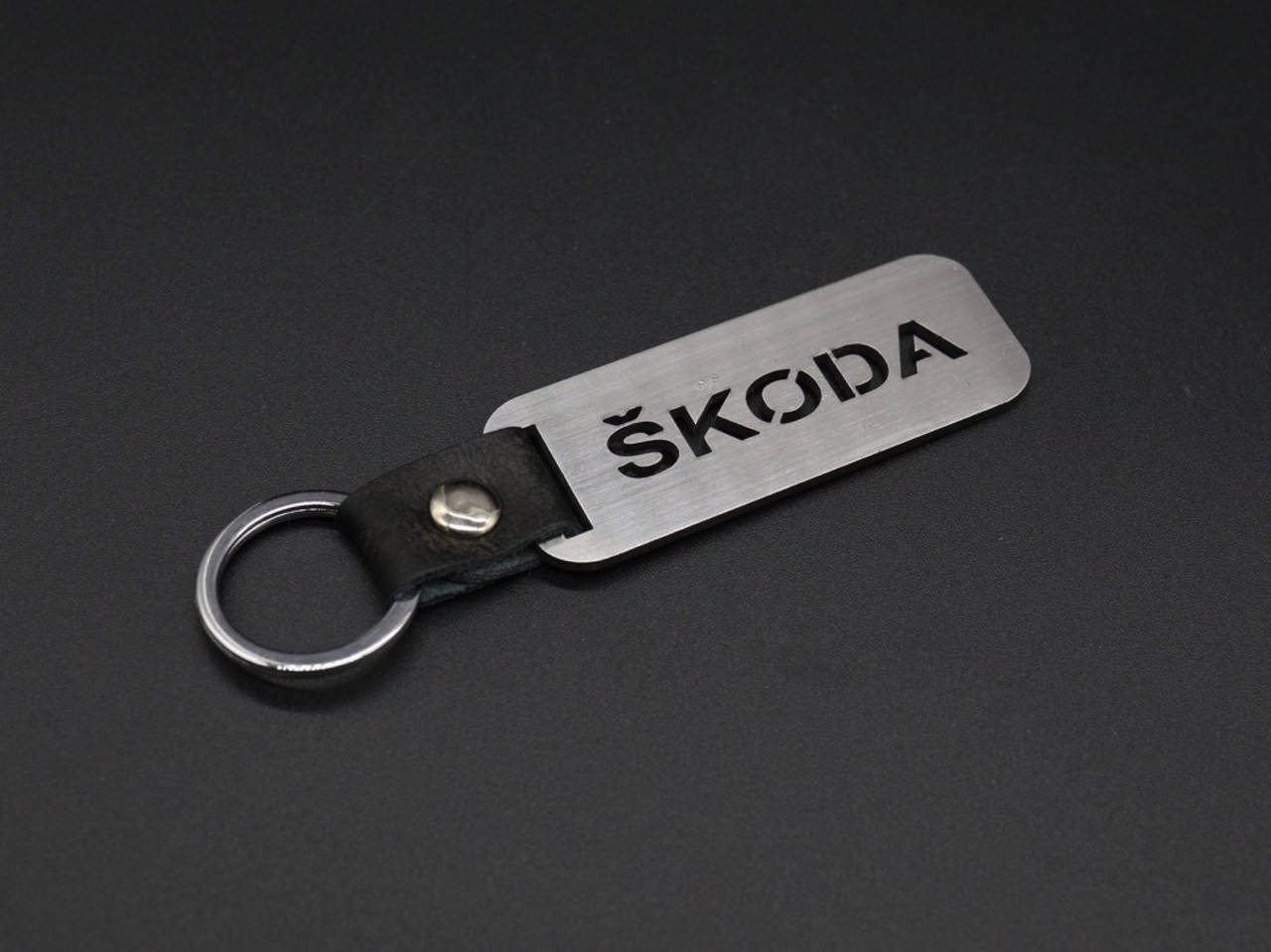 

Брелок металлический. Skoda. 10х2,5см, Коричневый