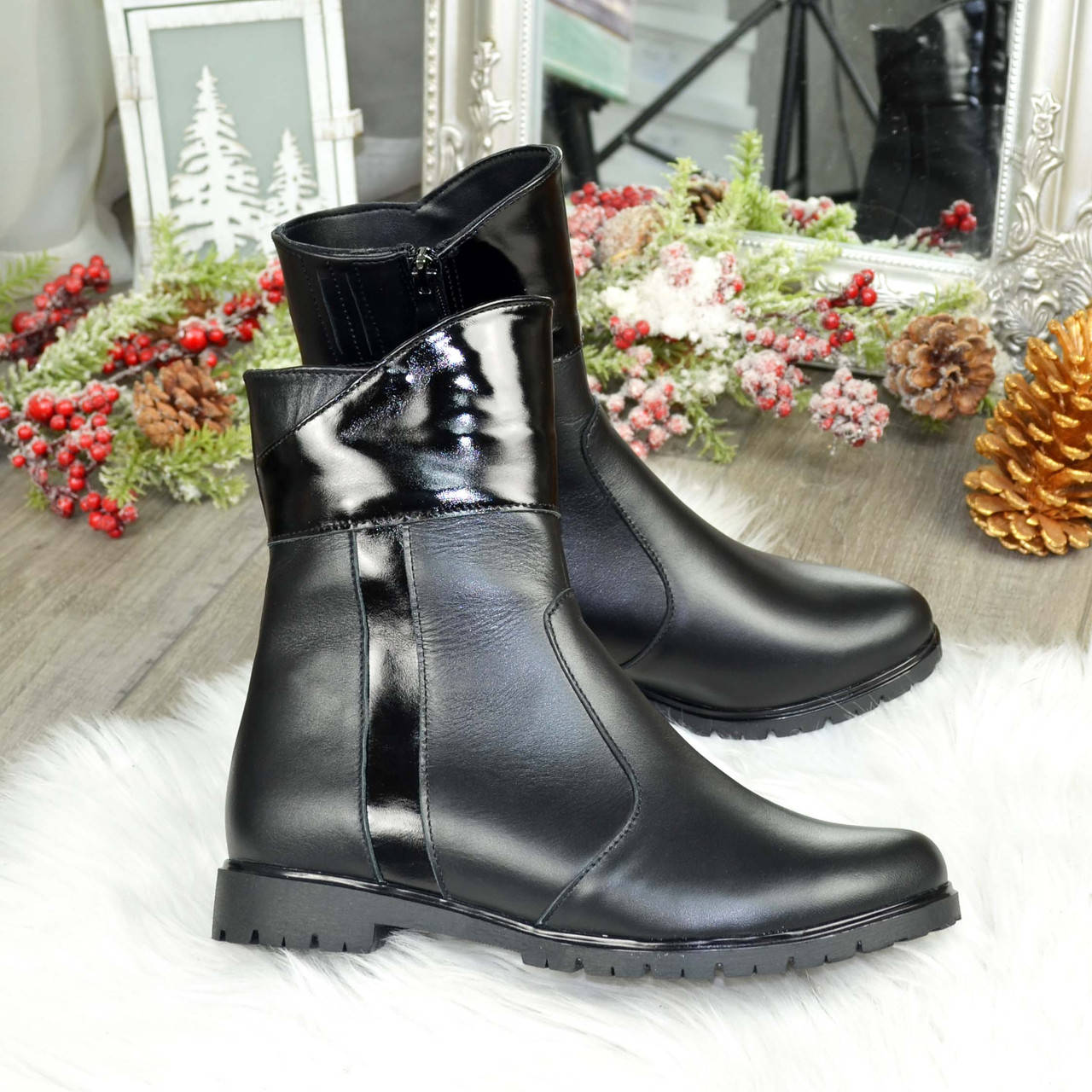 

Женские кожаные ботинки на низком ходу, декорированы лаковыми вставками, Черный
