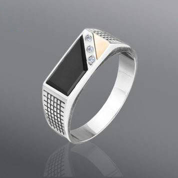 

Серебряное кольцо 925 пробы с золотой пластиной, ониксом и цирконами.