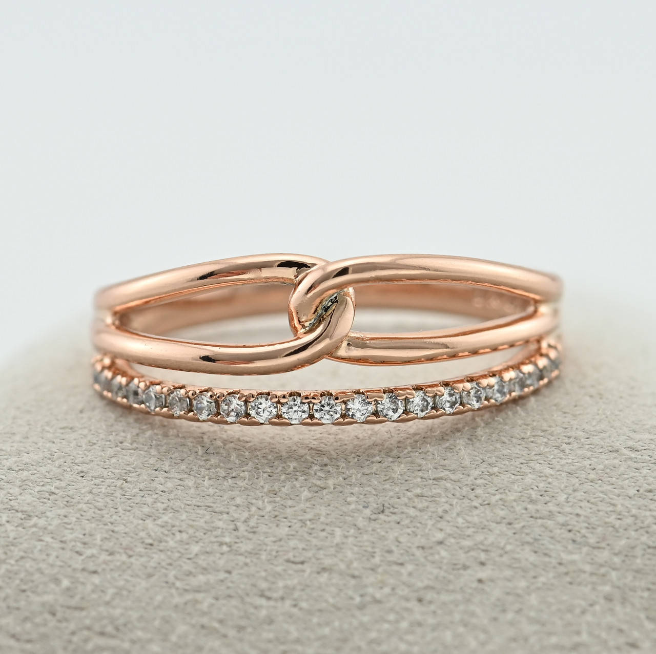 

Кольцо Xuping 33019 белые фианиты позолота РО размер 16