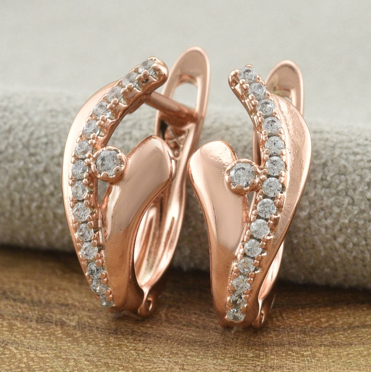 

Серьги Xuping 31665 размер 16х7 мм белые фианиты вес 1.9 г позолота РО