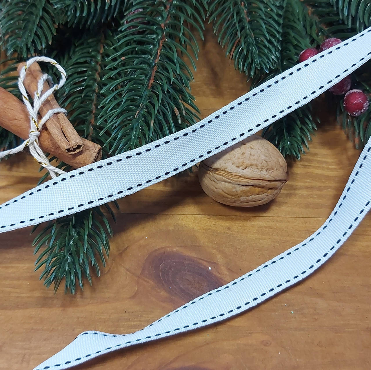 

Лента репсовая с прошивкой, белая Ш - 1,5см