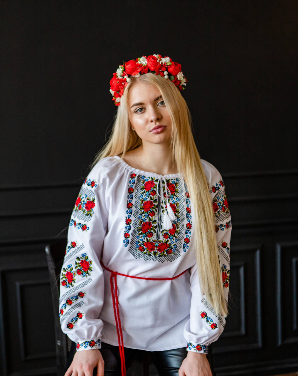 

Вишиванка жіноча Чарівниця червона
