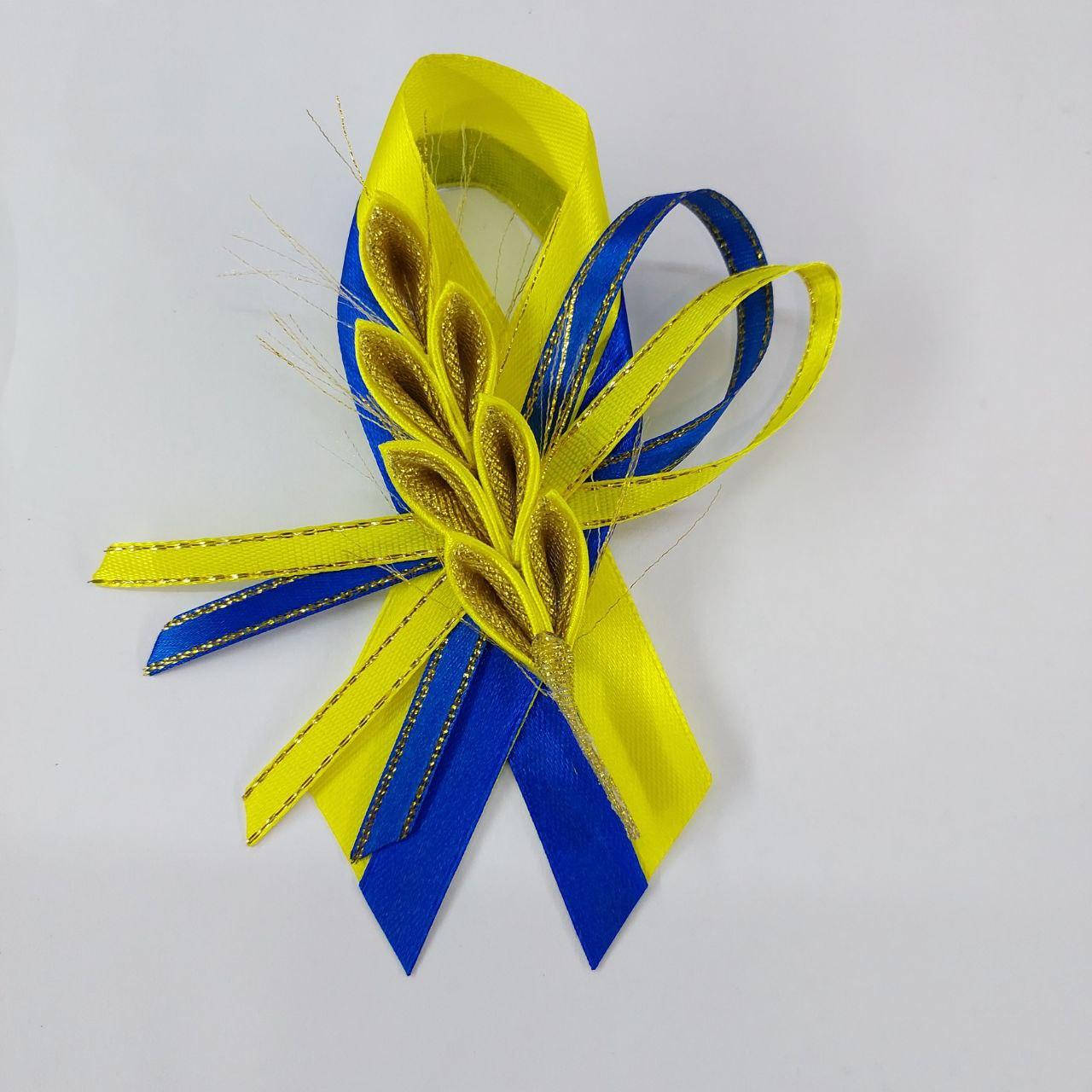 

Брошь патриотическая ручной работы колосок пшеницы в желто голубом цвете