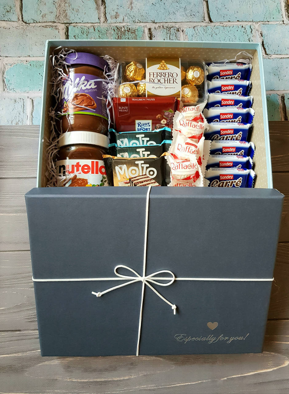 

Подарочный набор со сладостями Nutella,Ferrero,Rafaelo,Kinder,Milka
