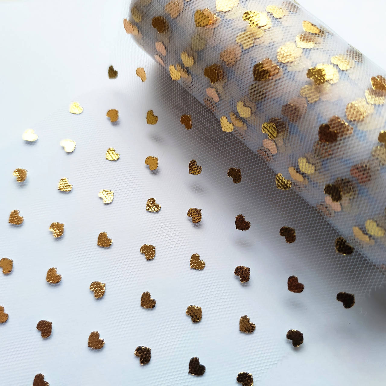 

Фатин с золотыми фольгированными сердечками на белом, Белый