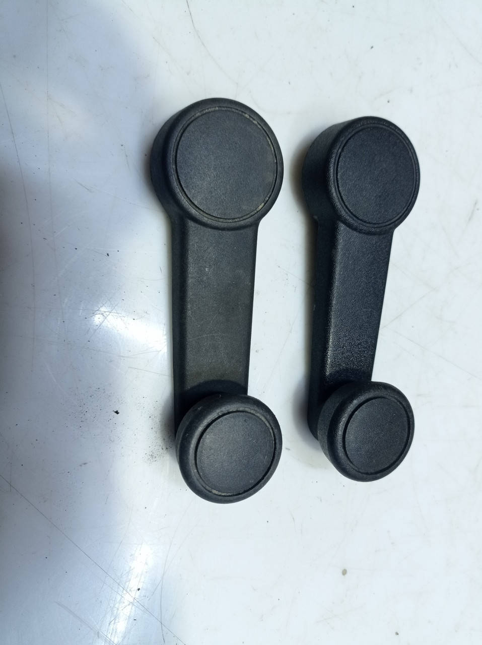 

Ручка стеклоподъёмника Ford Ка Форд КА 1996-2008 1.3 бензин, 97kga23342
