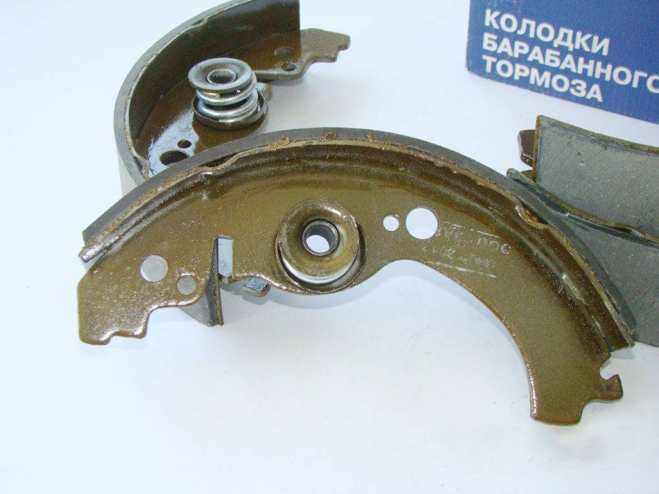 

Тормозные колодки барабанные задние без упаковки ВАЗ 2103-06 ЗАРЗ (2103-3502090Р)