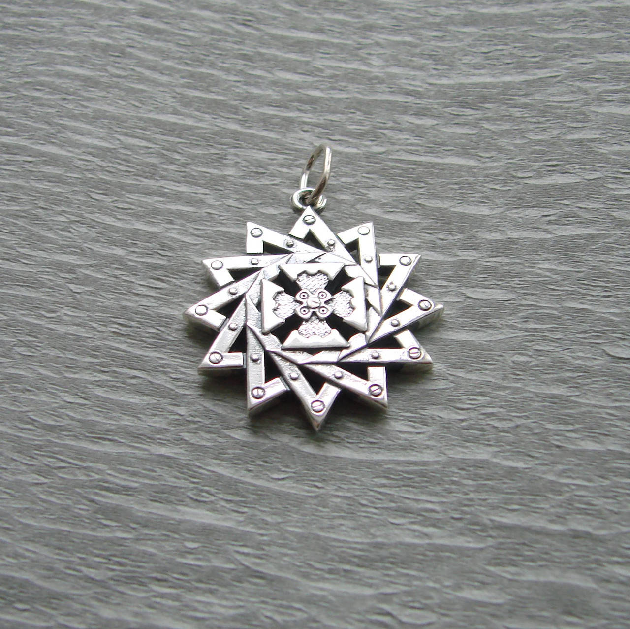 

Серебряная подвеска "Звезда Эрцгаммы"