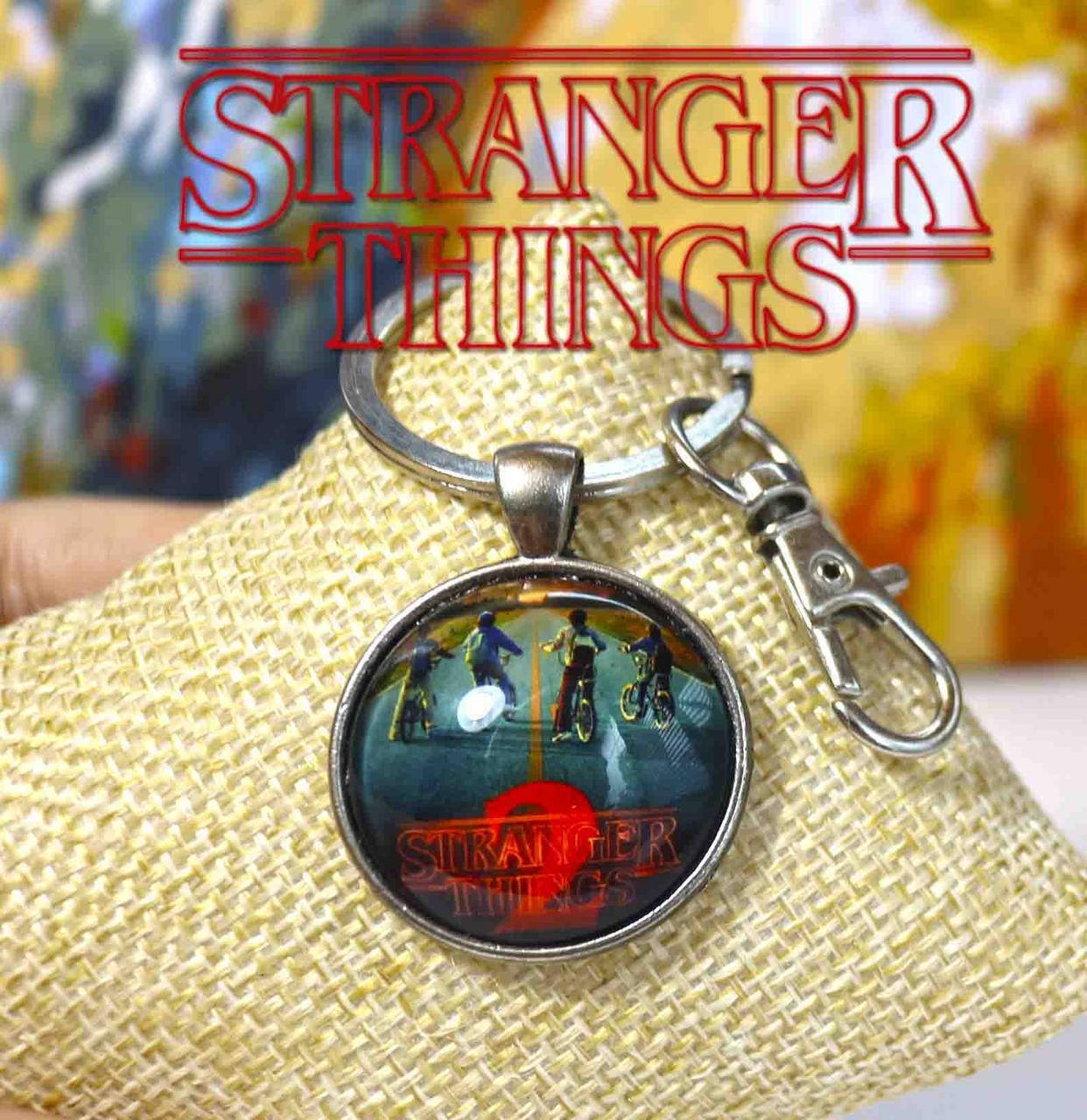 

Брелок с персонажами едущими на велосипедах Очень странные дела/Stranger Things