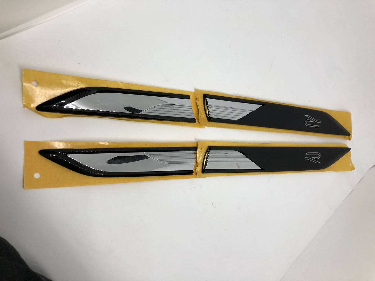 

Эмблема логотип надпись на крыло "R-line" ЛЕЗВИЕ: комплект 4шт ОРИГИНАЛ! Passat B8