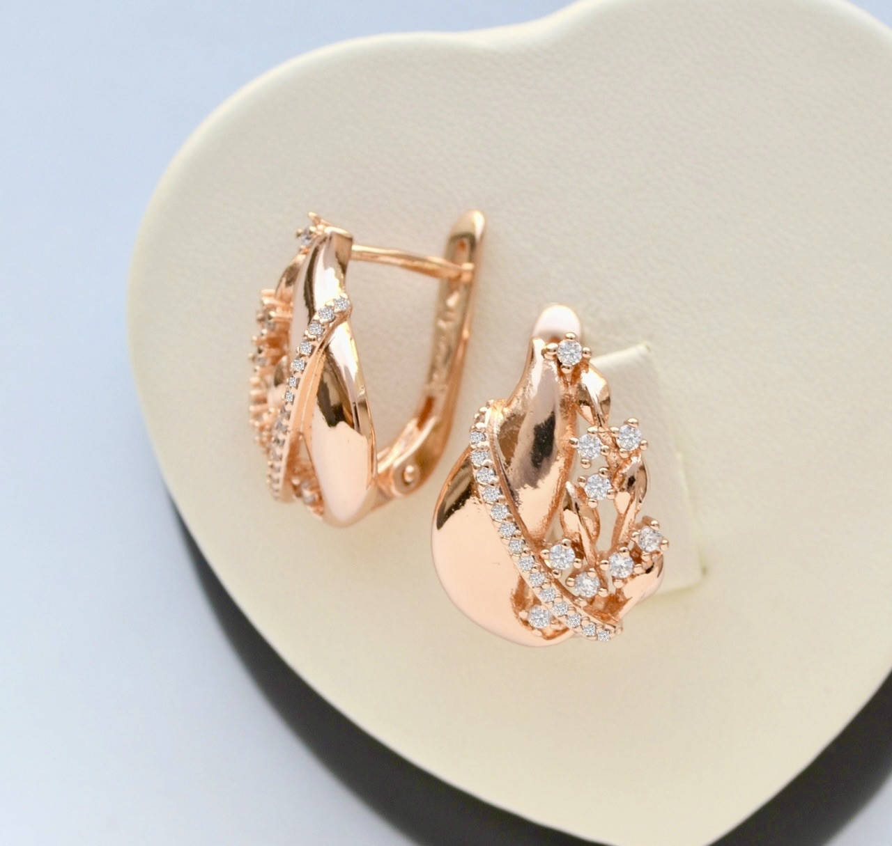 

Красивые серьги с белыми кристаллами покрытие золотом 18к.