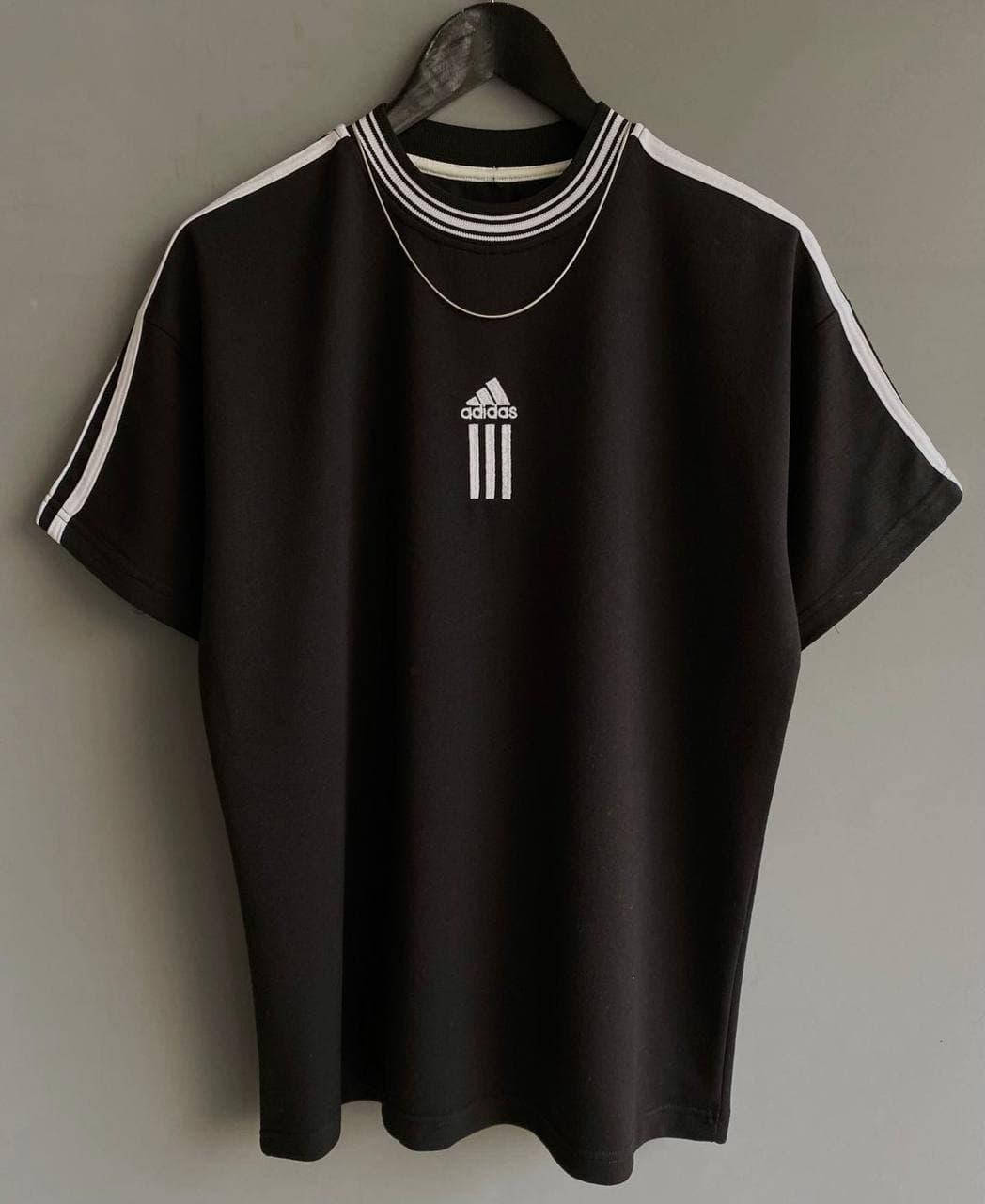 

Мужская футболка Адидас черная oversize
