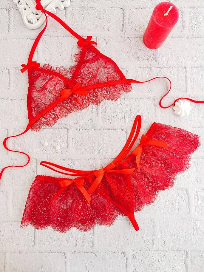 

Яркий комплект женского кружевного белья. Размеры от XS до XXL, Красный