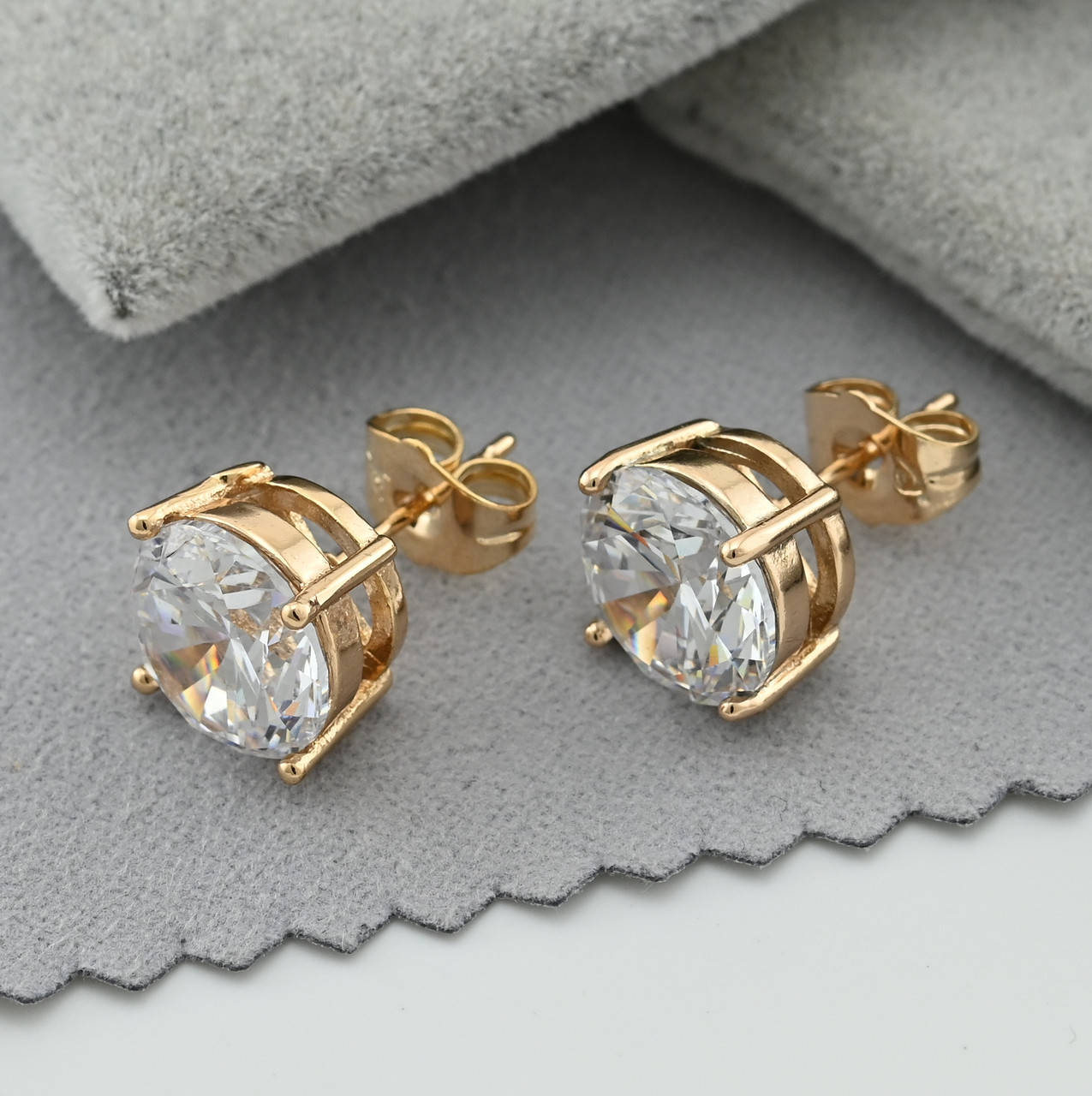 

Серьги Xuping 35185 размер 10х10 мм белые фианиты позолота 18К